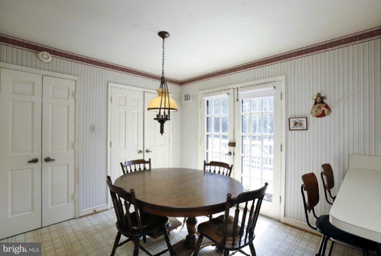 EATING SPACE IN KITCHEN