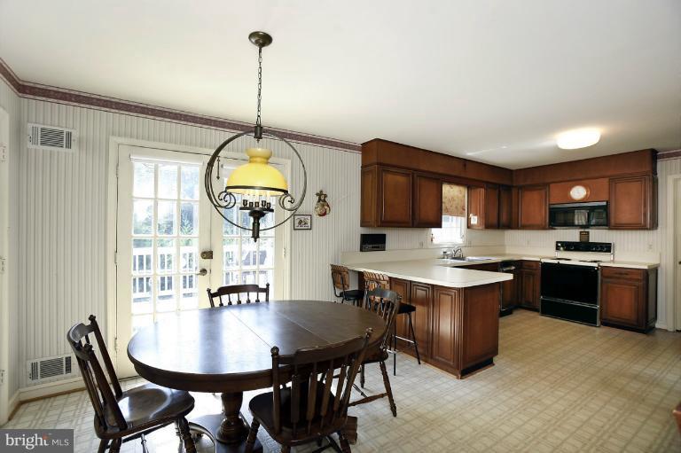4088 Ridgeview Circle McLean, VA 22101 - Photo 9 of 26 EATING SPACE IN KITCHEN