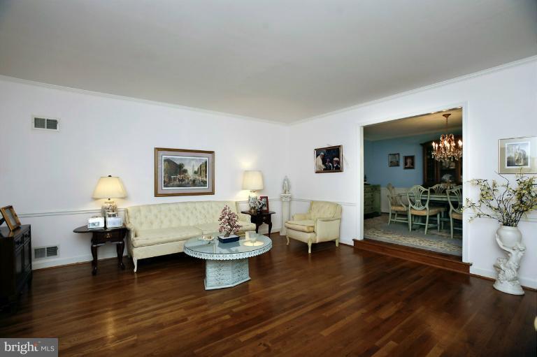 4088 Ridgeview Circle McLean, VA 22101 - Photo 10 of 26 LIVING ROOM