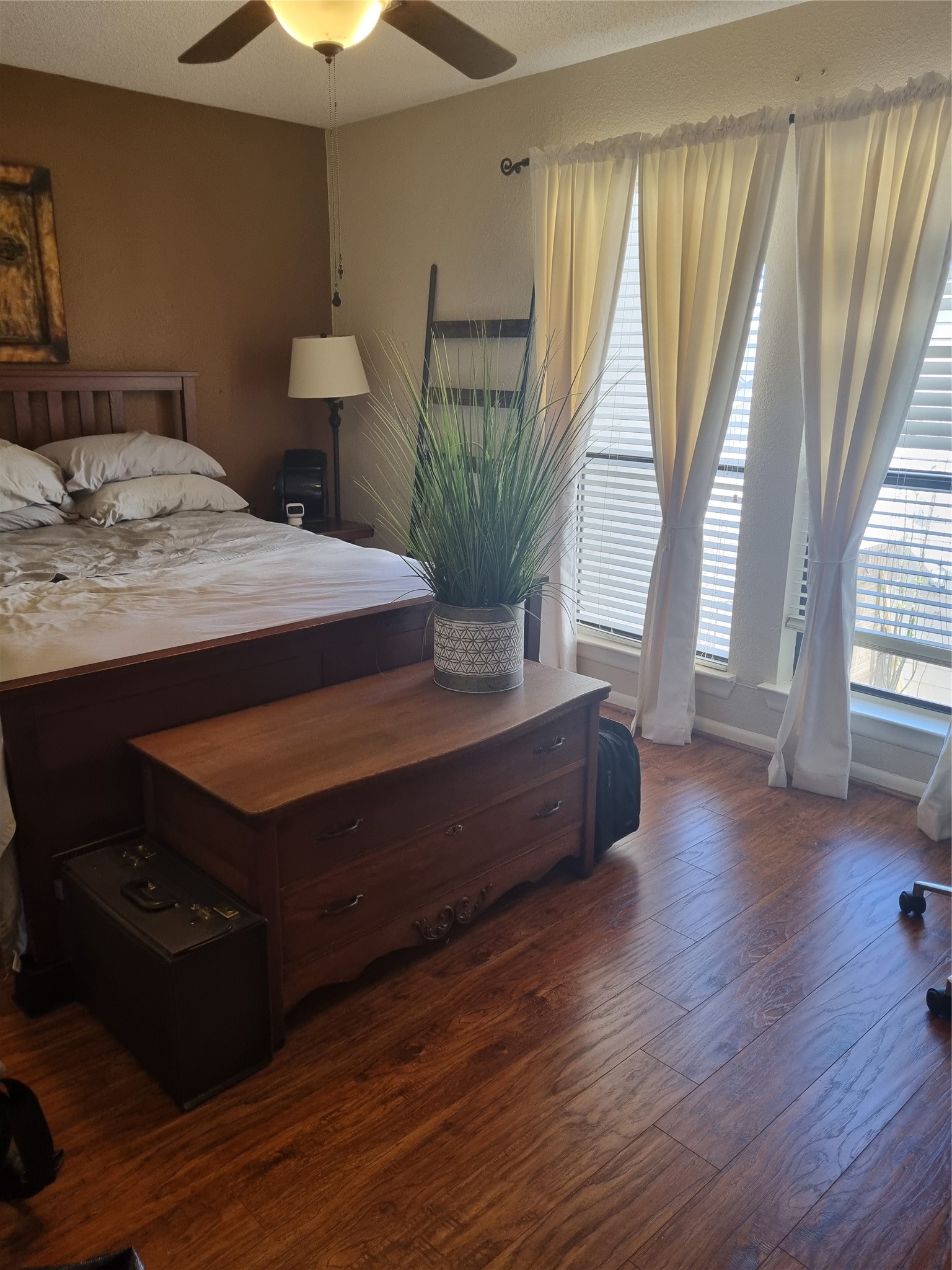 2277 South Kirkwood Road, Unit 902 Houston, TX 77077 - Photo 8 of 10 a room with wooden floors and window