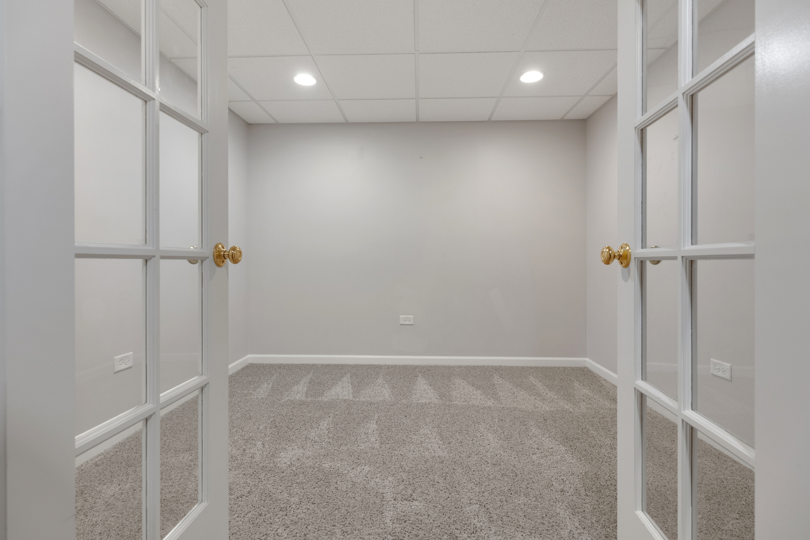 611 Woodbridge Drive Elgin, IL 60124 - Photo 14 of 28