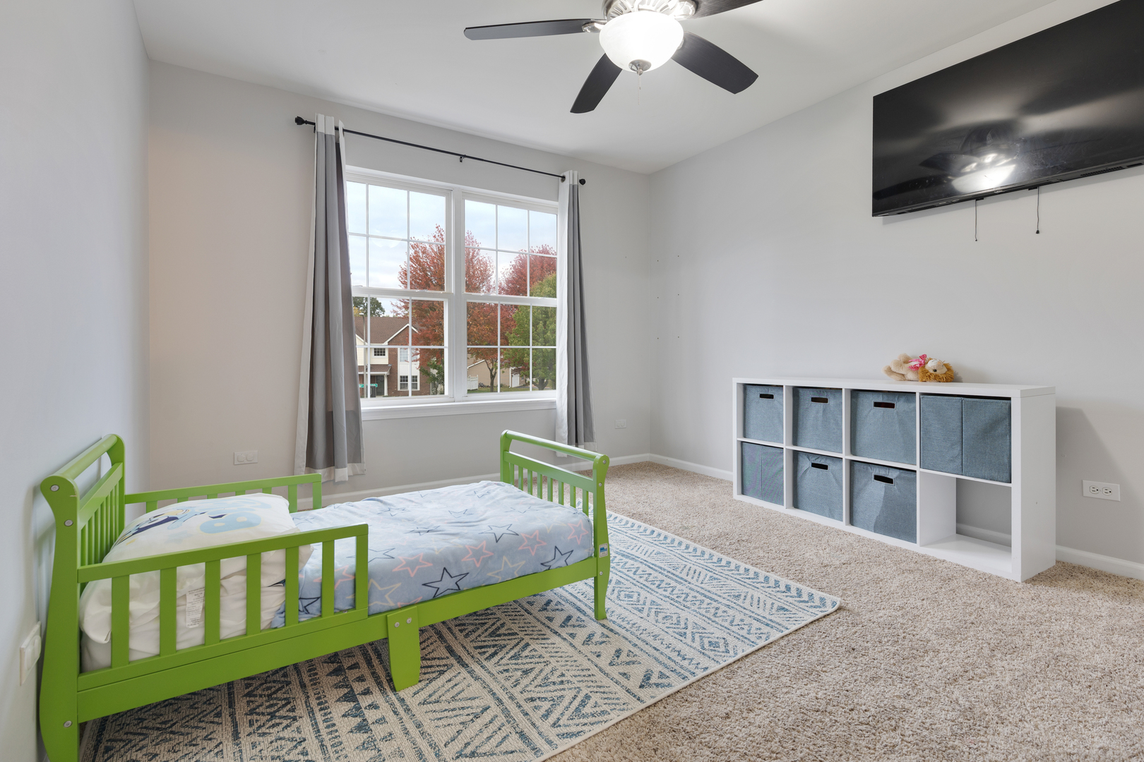 611 Woodbridge Drive Elgin, IL 60124 - Photo 22 of 28 a living room with furniture and a window