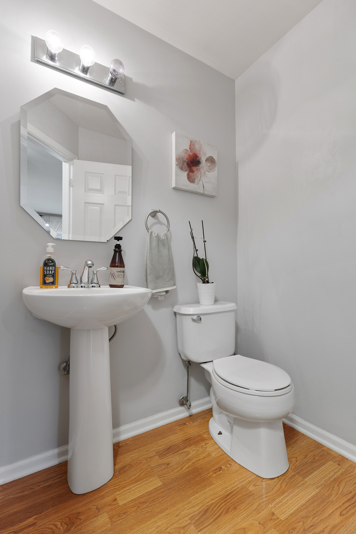 611 Woodbridge Drive Elgin, IL 60124 - Photo 25 of 28 a bathroom with a sink toilet and mirror