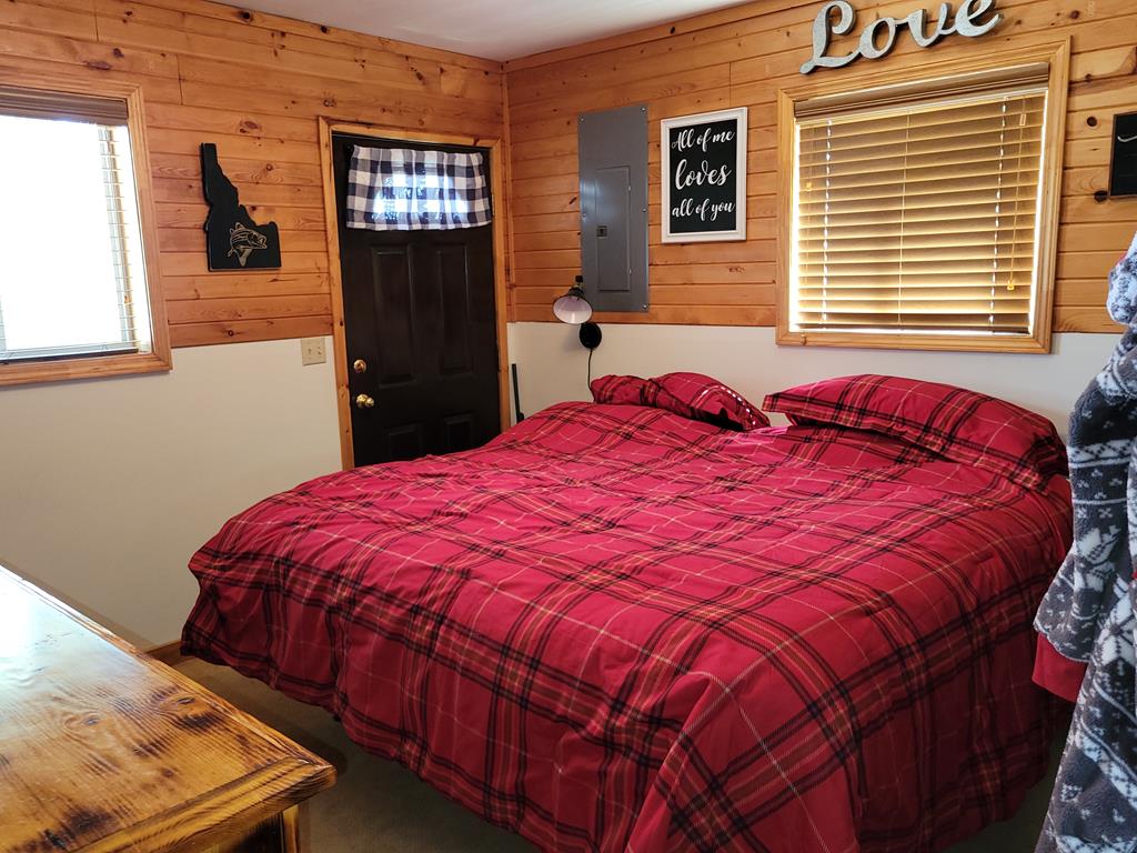 10125 Round Valley Road Cascade, ID 83611 - Photo 10 of 23 Bedroom