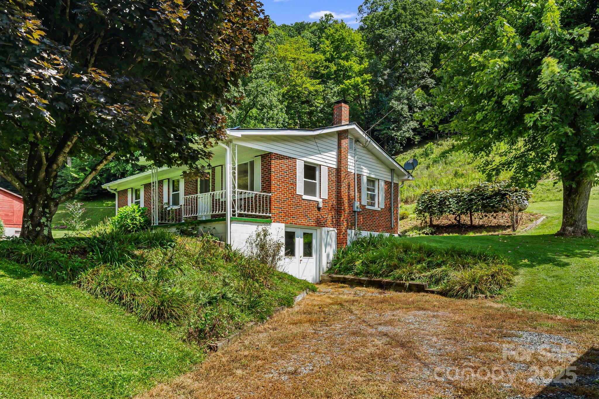 474 Smith Creek Road Mars Hill, NC 28754 - Photo 4 of 27 a front view of a house with a yard