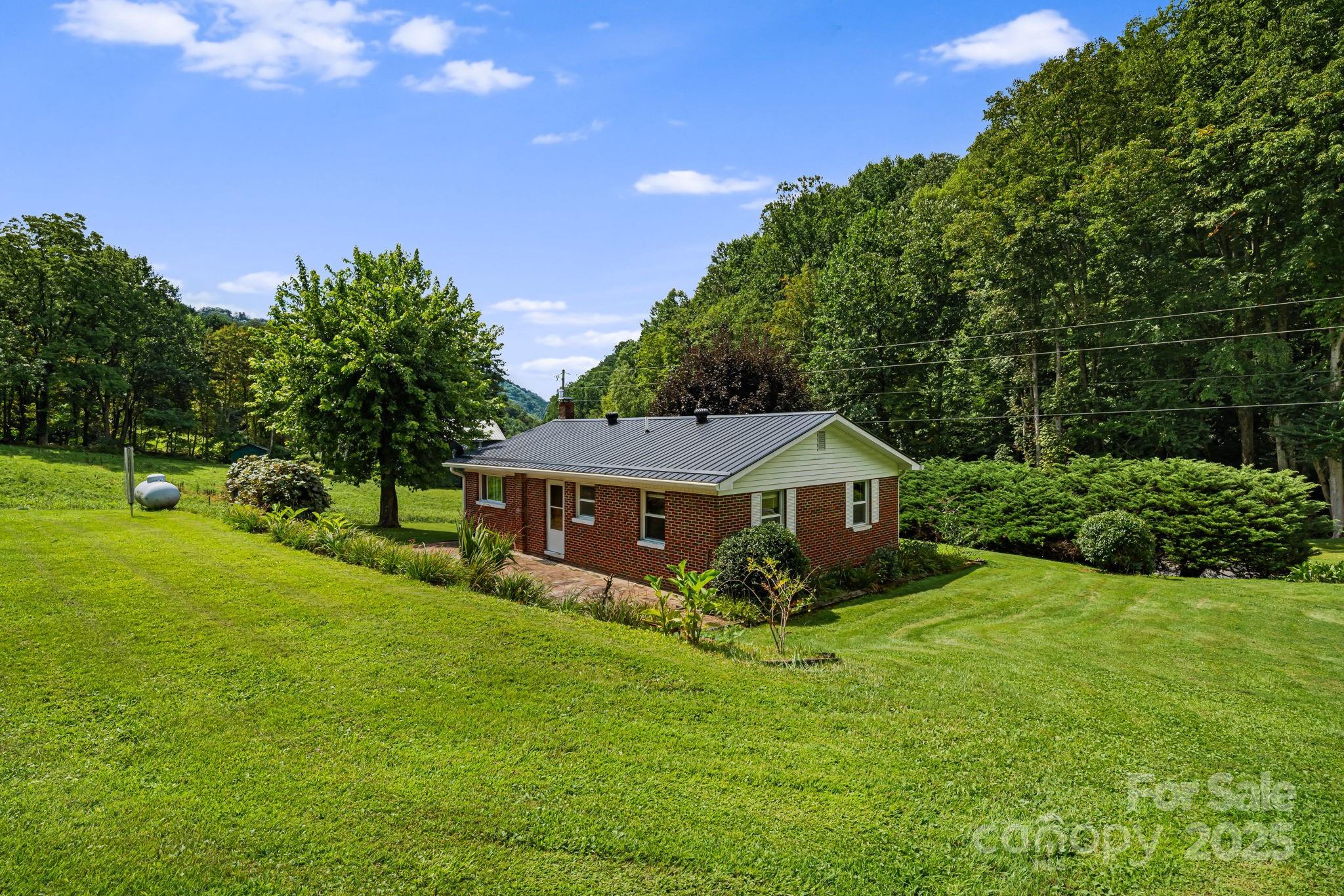 474 Smith Creek Road Mars Hill, NC 28754 - Photo 6 of 27 a front view of a house with garden