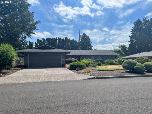 15260 Southeast Del Rey Avenue Milwaukie, OR 97267 - Photo 1 of 1 a house view with a garden space