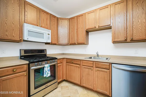 $475,000 | 108 Picadilly Drive, Unit 108, Morganville, NJ 07751