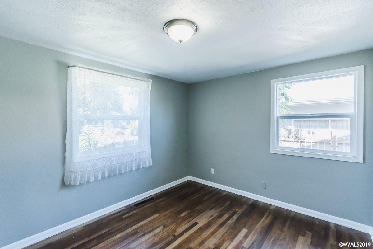 472 F Street Lebanon, OR 97355 - Photo 4 of 25