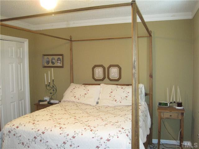 405 Wilson Jones Road Clayton, NC 27520 - Photo 6 of 16 Large master bedrm/crown molding/new carpet/on suite bath with new skylight