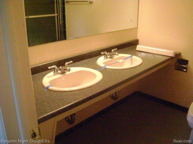 3231 West Maple Road Bloomfield Hills, MI 48301 - Photo 9 of 12 Bathroom