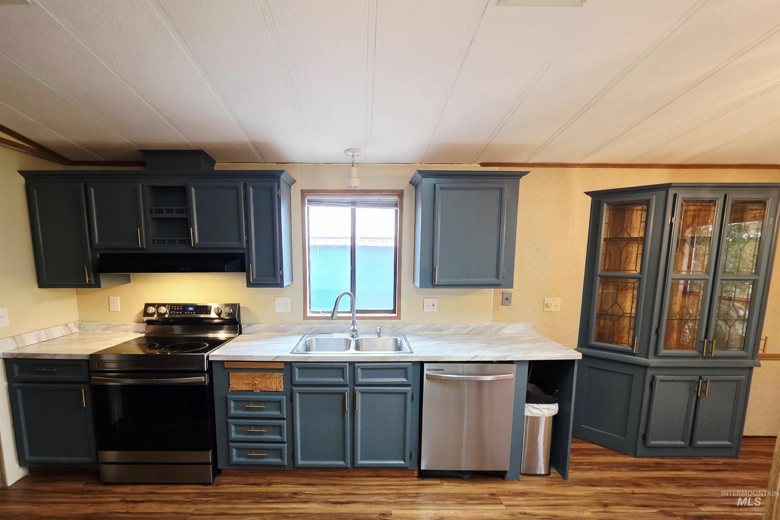 2015 6th Avenue, Unit 14 Clarkston, WA 99403 - Photo 11 of 27 Kitchen featuring stainless steel appliances, light countertops, dark wood-style floors, and gray cabinets