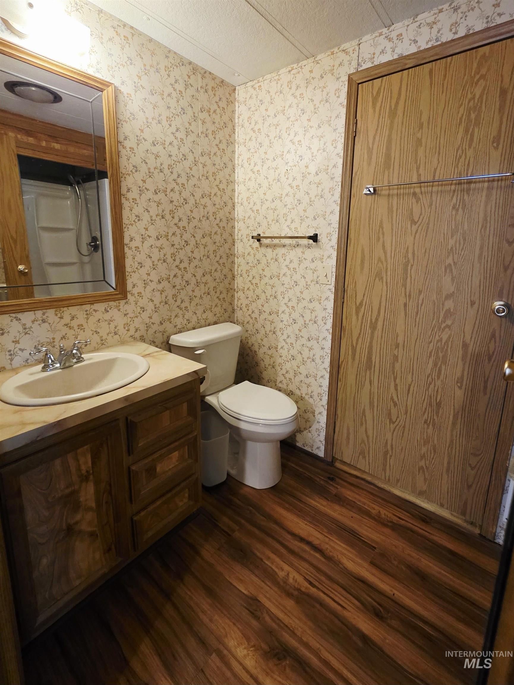 2015 6th Avenue, Unit 14 Clarkston, WA 99403 - Photo 24 of 27 Full bath with dark wood-style flooring, vanity, and a textured ceiling