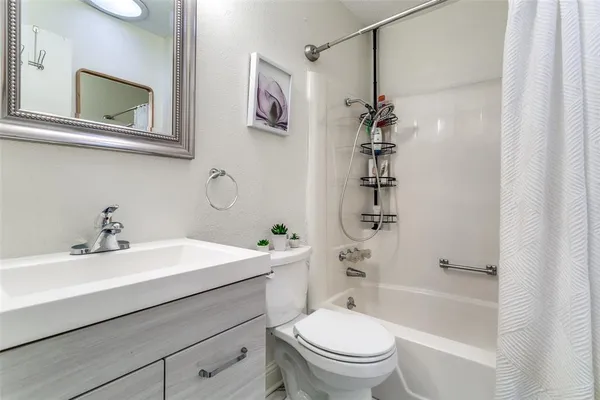 $2,100 | 2001 Embassy Way, Carrollton, TX 75006