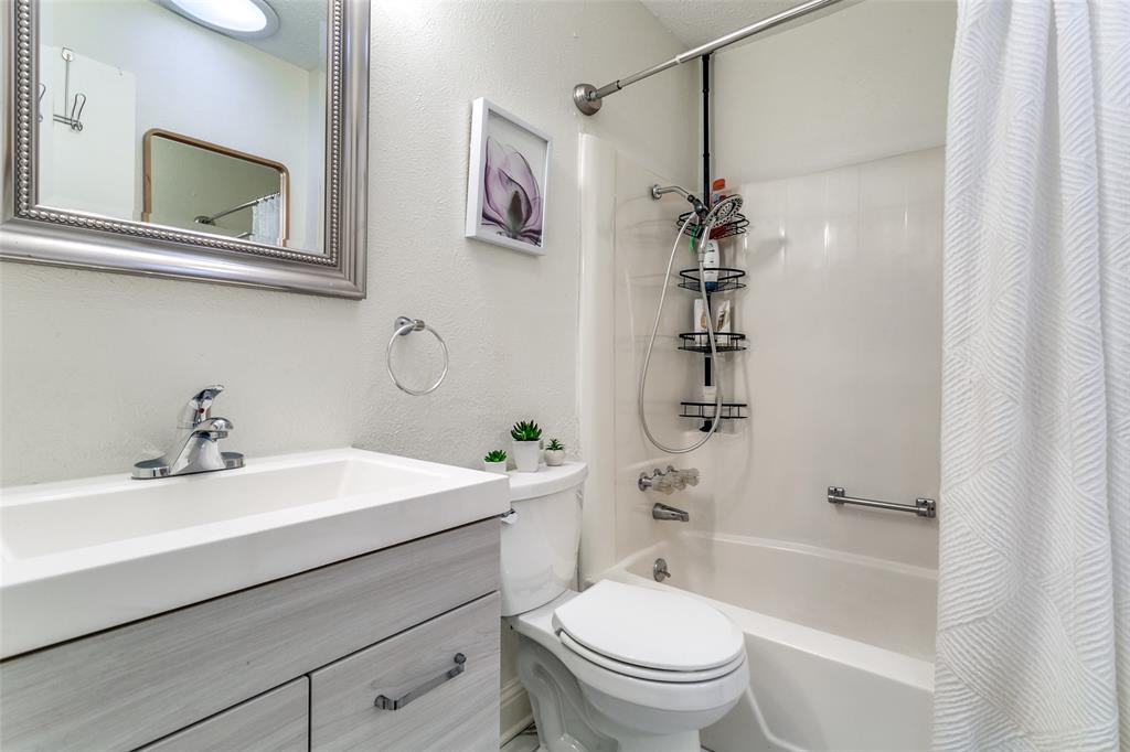 2001 Embassy Way Carrollton, TX 75006 - Photo 10 of 12