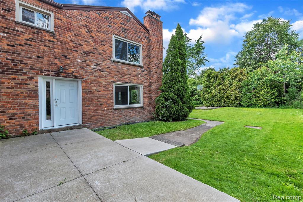 1058 Roslyn Road Grosse Pointe Woods, MI 48236 - Photo 39 of 43