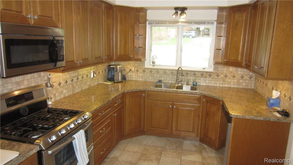 36050 Paddleford Road Farmington, MI 48331 - Photo 10 of 40 IMG_4852.JPG