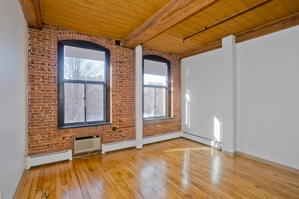 $1,820 | 45 Willow Street, Unit 1, Springfield, MA 01103