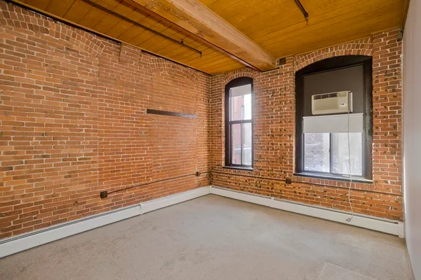 $1,820 | 45 Willow Street, Unit 1, Springfield, MA 01103