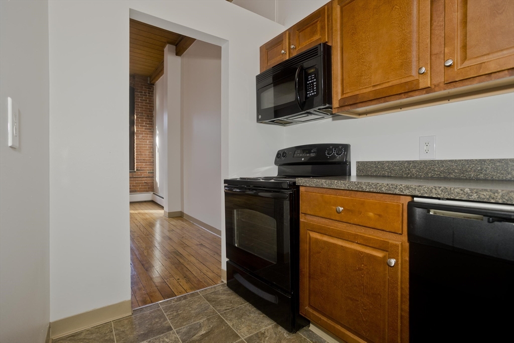 45 Willow Street, Unit 1 Springfield, MA 01103 - Photo 23 of 31