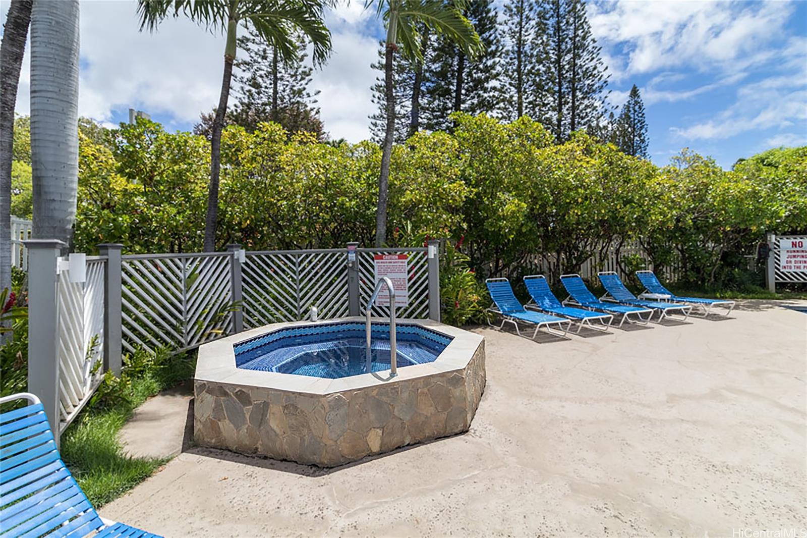625 Mananai Place, Unit 24A Honolulu, HI 96818 - Photo 17 of 18 a view of a bathtub in the backyard