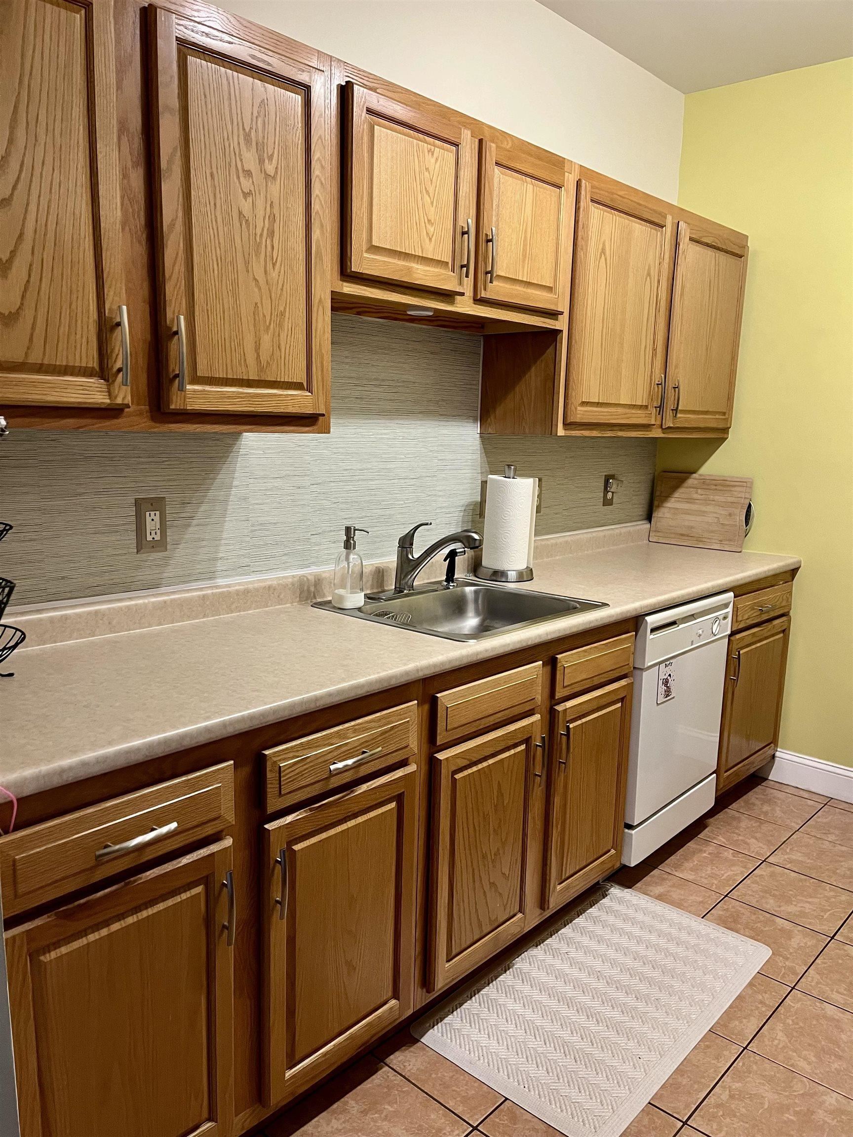 18 Harbor Avenue, Unit 304 Nashua, NH 03060 - Photo 2 of 14