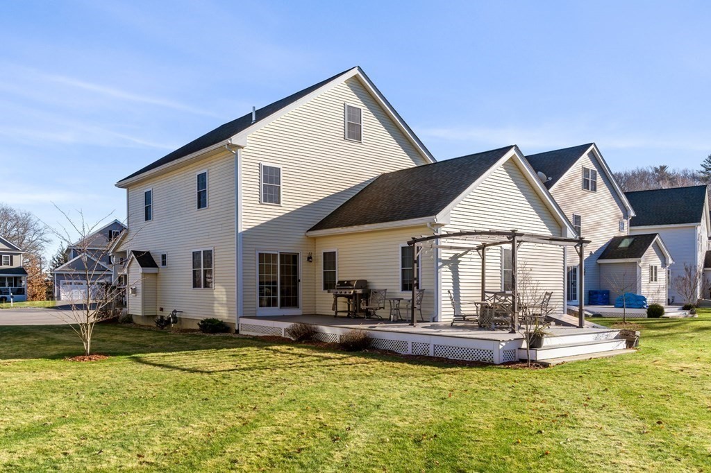 8 Comanche Circle, Unit 4 Haverhill, MA 01835 - Photo 6 of 19 a view of a house with swimming pool and a yard