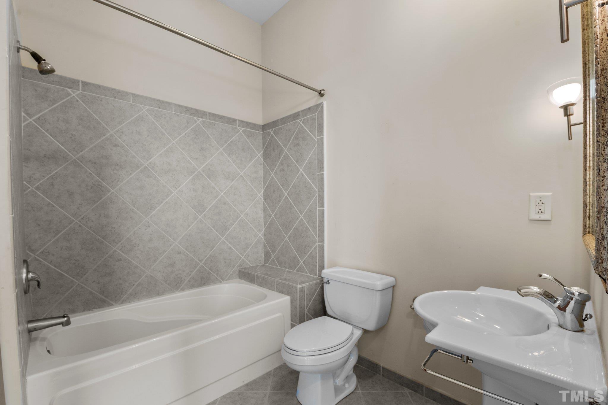 618 North Boylan Avenue, Unit 1032 Raleigh, NC 27603 - Photo 25 of 69 a bathroom with a sink toilet and bathtub