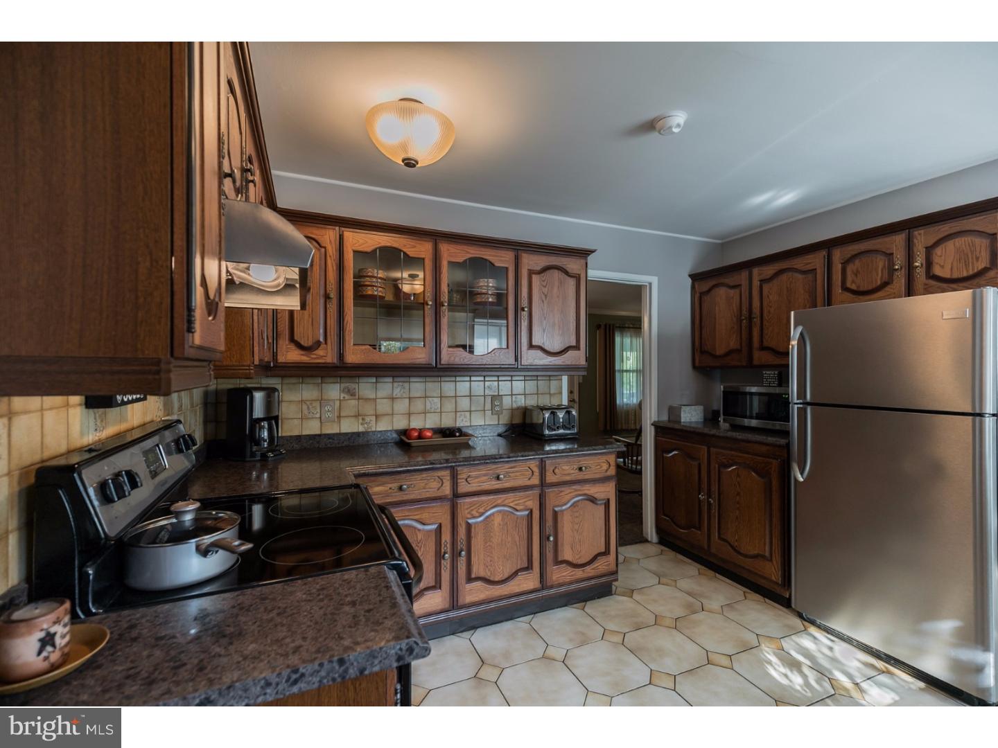 9 Red Ridge Road Levittown, PA 19056 - Photo 7 of 25 Kitchen