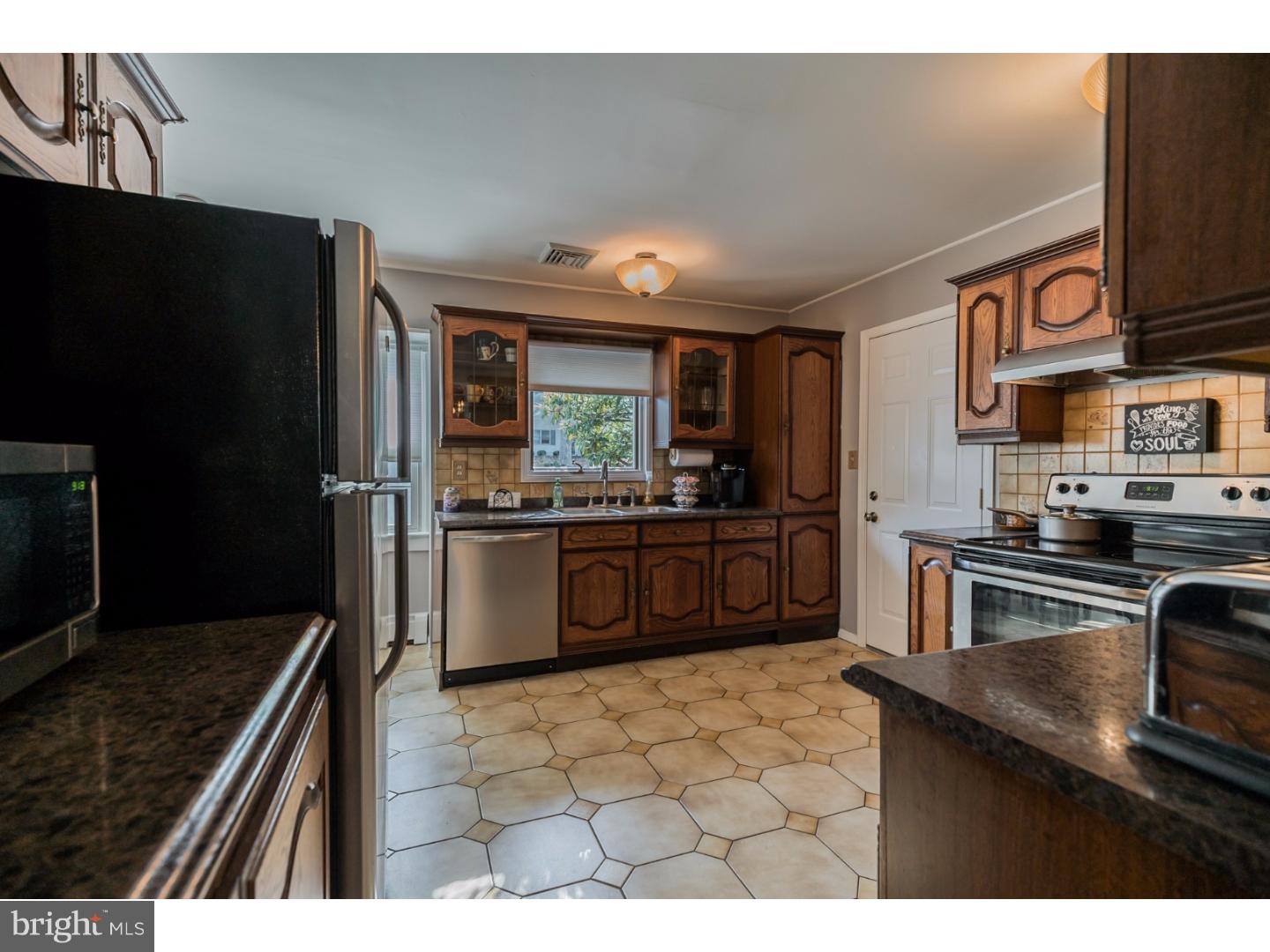 9 Red Ridge Road Levittown, PA 19056 - Photo 9 of 25 Kitchen