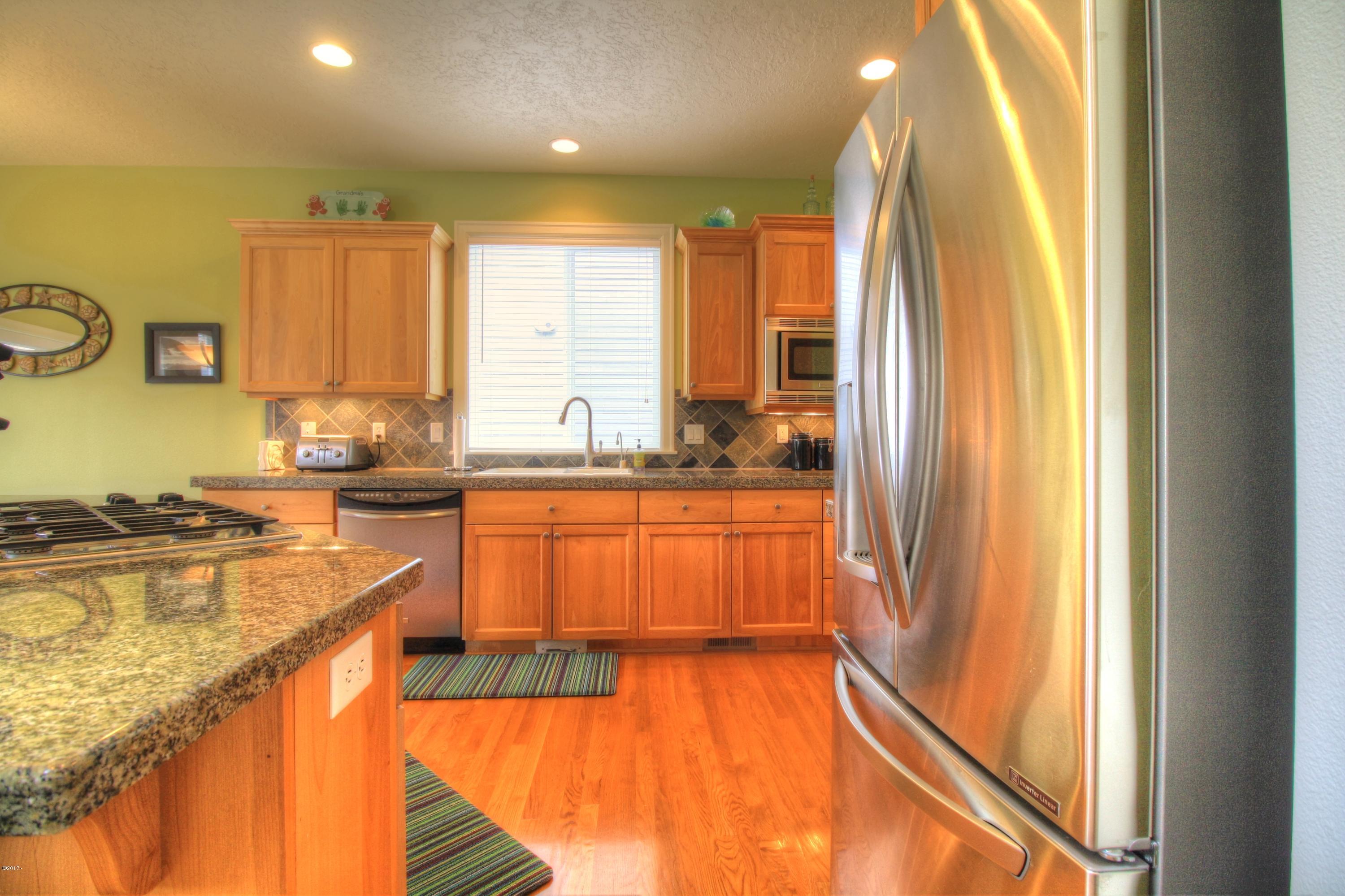 230 Southwest 60th Loop Newport, OR 97366 - Photo 6 of 42 Kitchen 3