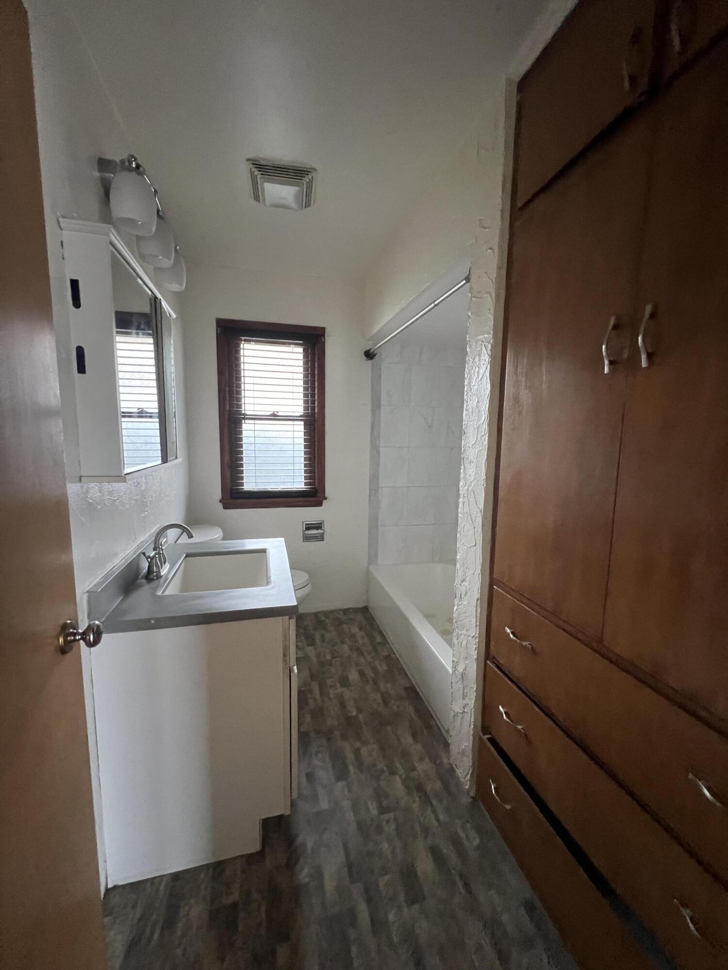 1854 Jupiter Avenue Racine, WI 53404 - Photo 9 of 15 Bath