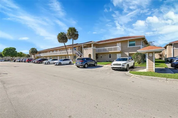 $2,200 | 906 Twin Lakes Drive, Unit 8J, Coral Springs, FL 33071