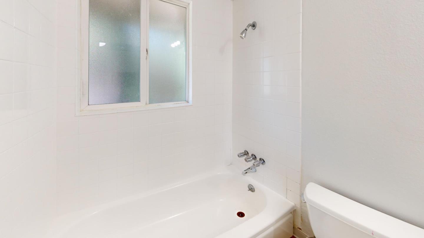 7 Merrydale Road San Rafael, CA 94903 - Photo 6 of 14 a bathroom with a bathtub