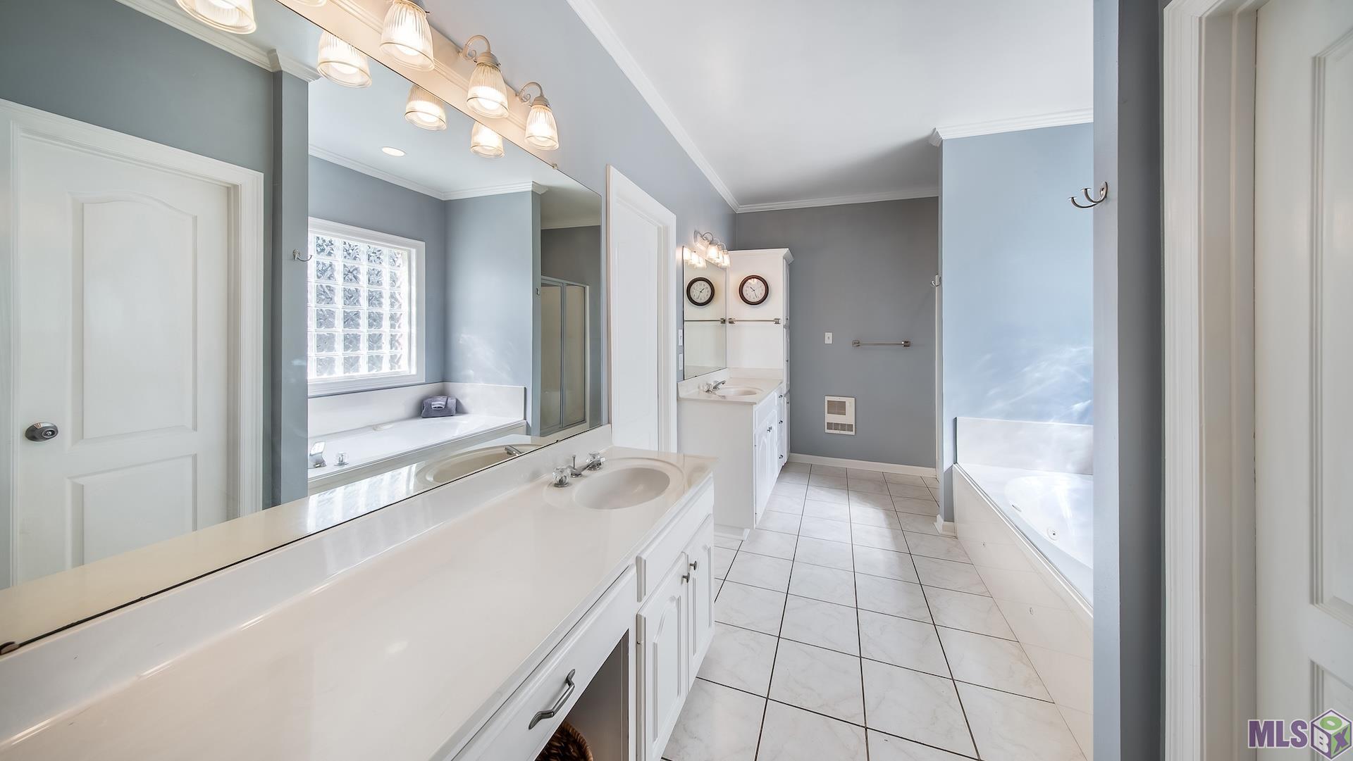 18939 Beaujolaes Avenue Baton Rouge, LA 70817 - Photo 9 of 25 Primary Bathroom