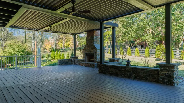 a view of a backyard