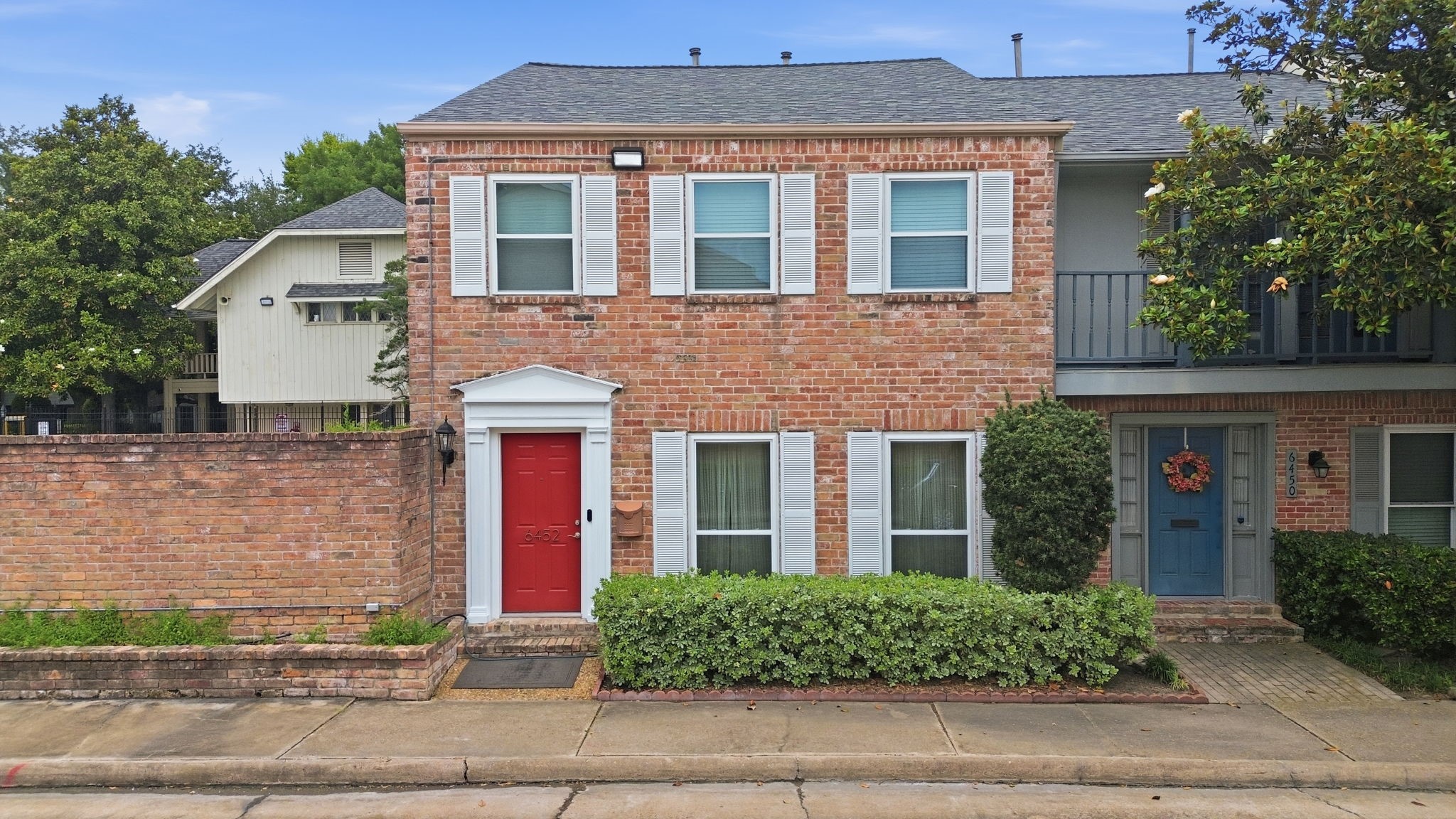 6452 Burgoyne Road, Unit 100 Houston, TX 77057 - Photo 44 of 44 a front view of a house with a yard