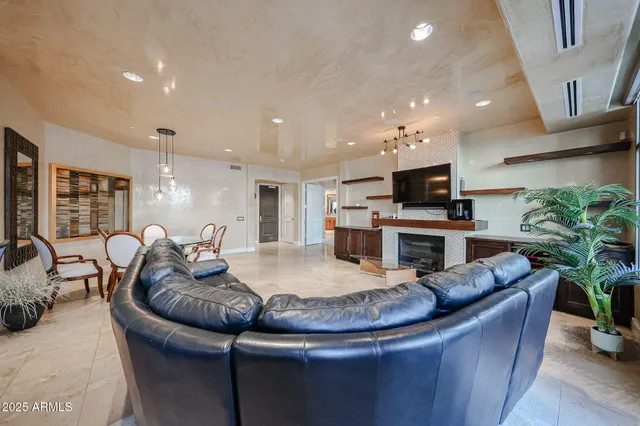 $5,900 | 2211 East Camelback Road, Unit 106, Phoenix, AZ 85016