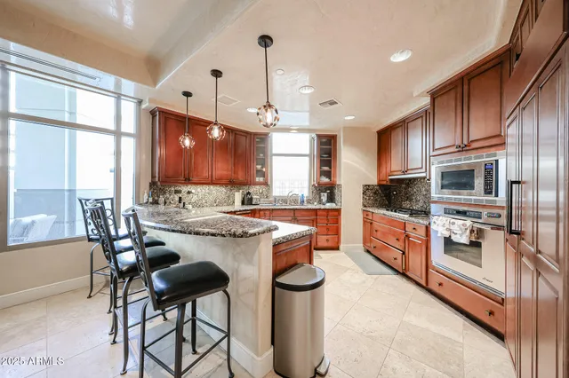 $5,900 | 2211 East Camelback Road, Unit 106, Phoenix, AZ 85016