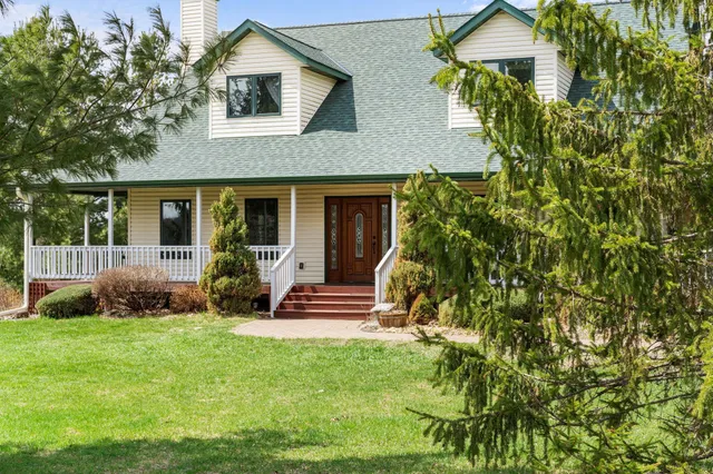 $995,000 | W8135 830th Avenue, River Falls, WI 54022