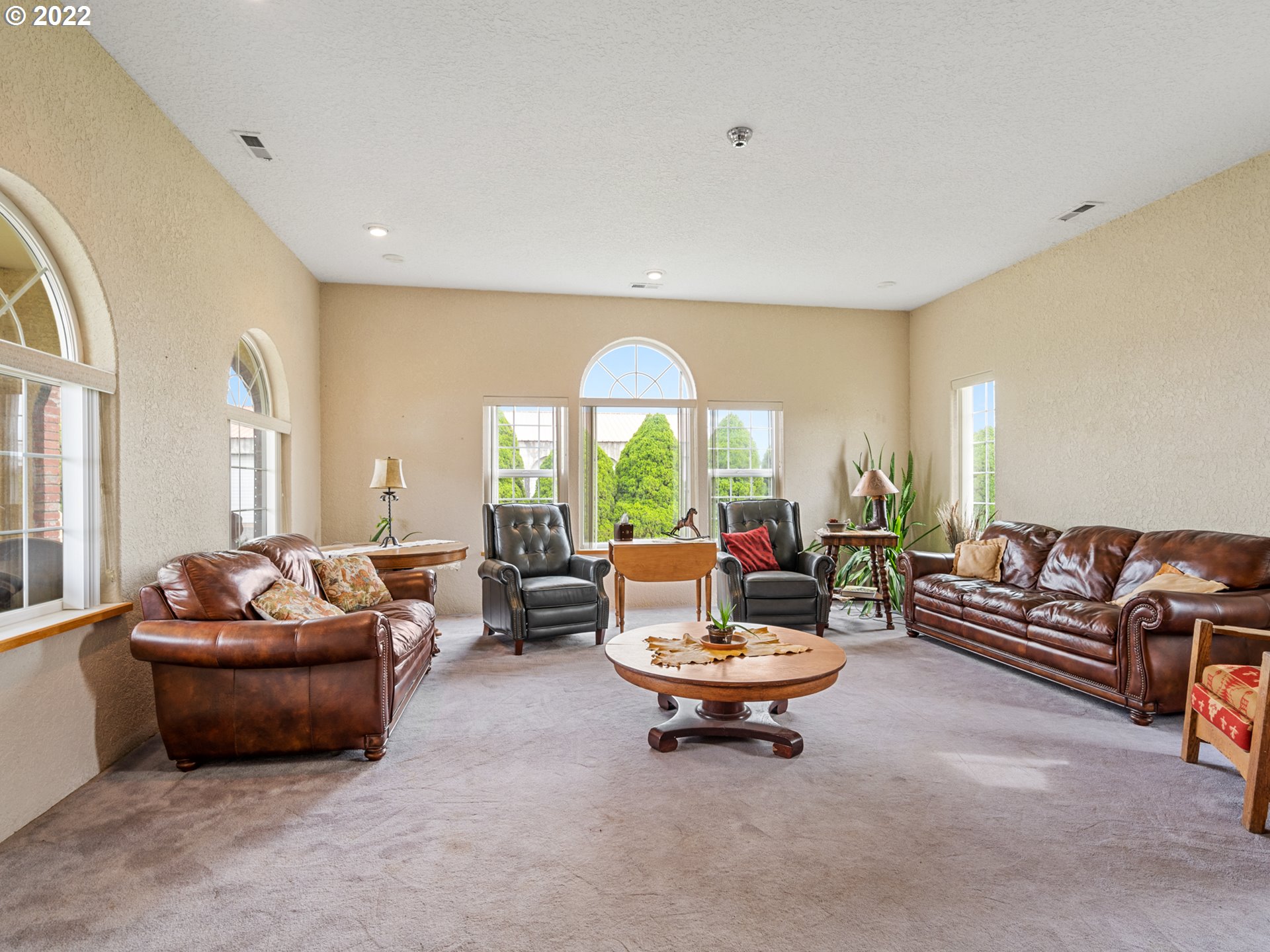 1630 North Townsend Road Hermiston, OR 97838 - Photo 8 of 24 a living room with furniture and a large window