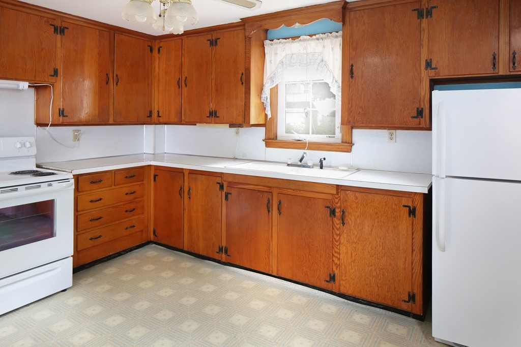 31 Rinaldo Road Weymouth, MA 02191 - Photo 3 of 21