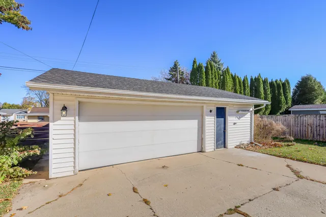 $180,000 | 1414 Nagle Avenue, Manitowoc, WI 54220