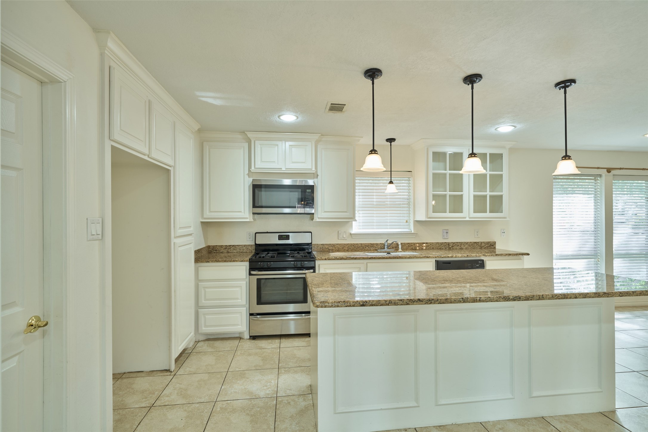 11616 Timberwild Street Spring, TX 77380 - Photo 18 of 50 Island and Breakfast Bar