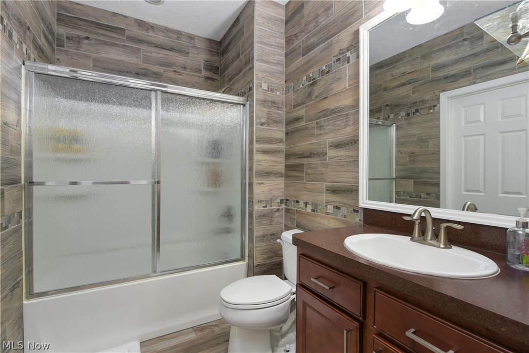 3600 Case Road Avon, OH 44011 - Photo 23 of 35 Full renovated Bathroom for upstairs bedrooms.