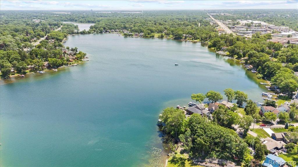 2668 Silverside Road Waterford, MI 48328 - Photo 16 of 61 Gallery Image 16