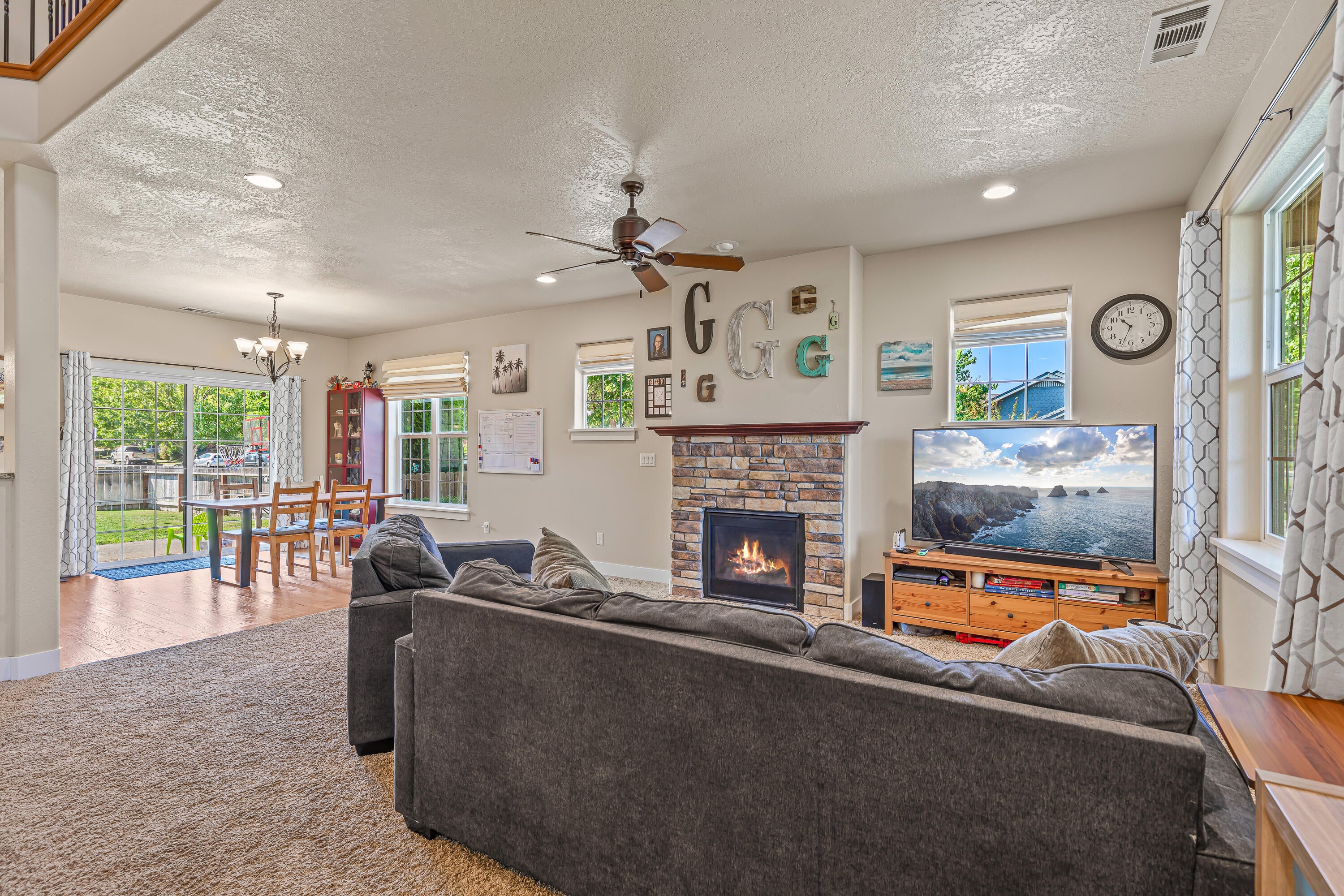 533 Buck Point Street Central Point, OR 97502 - Photo 5 of 34 9R9A1842