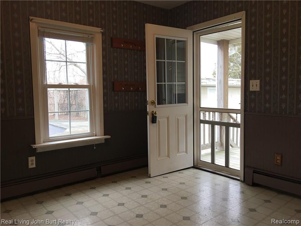 2174 Hadley Road Lapeer, MI 48446 - Photo 25 of 40 Large Laundry area and Mud room