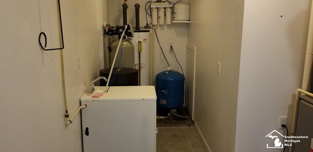 5922 Leroux Road Newport, MI 48166 - Photo 20 of 23 Laundry Room
