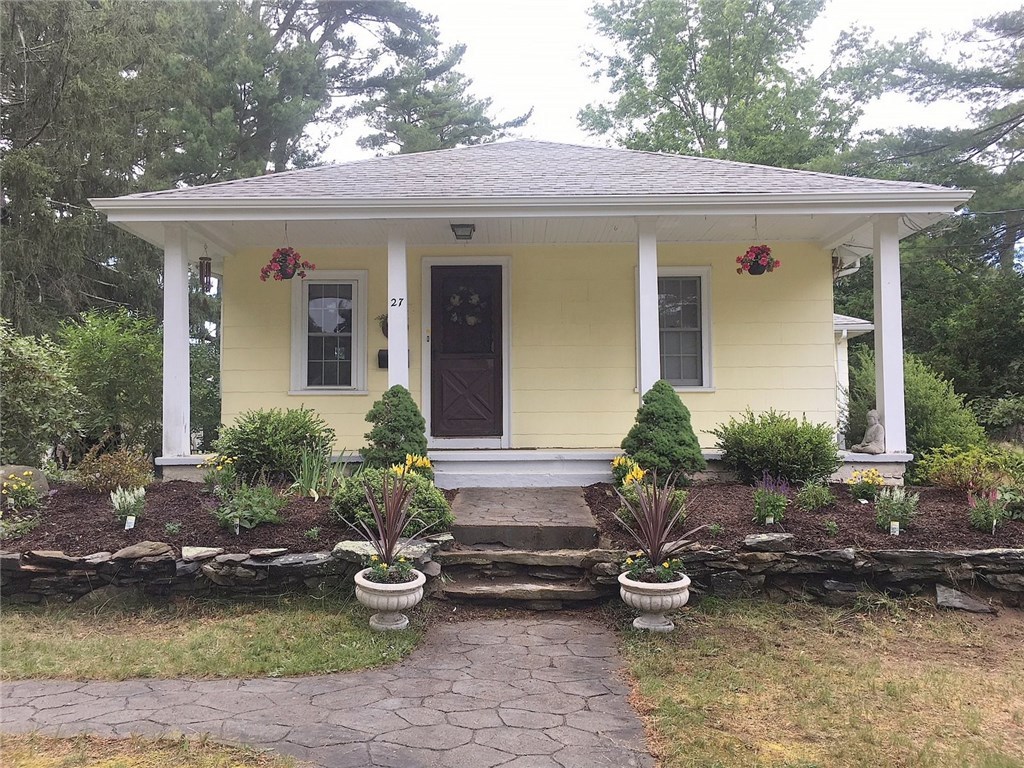 27 Short Road North Kingstown, RI 02852 - Photo 3 of 36 Gallery Image 3